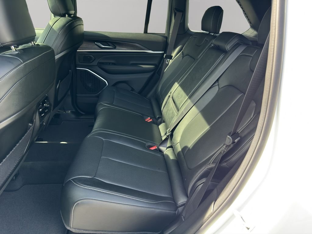 New 2026 Bright White Clear-Coat Exterior Paint Jeep Limited image 17