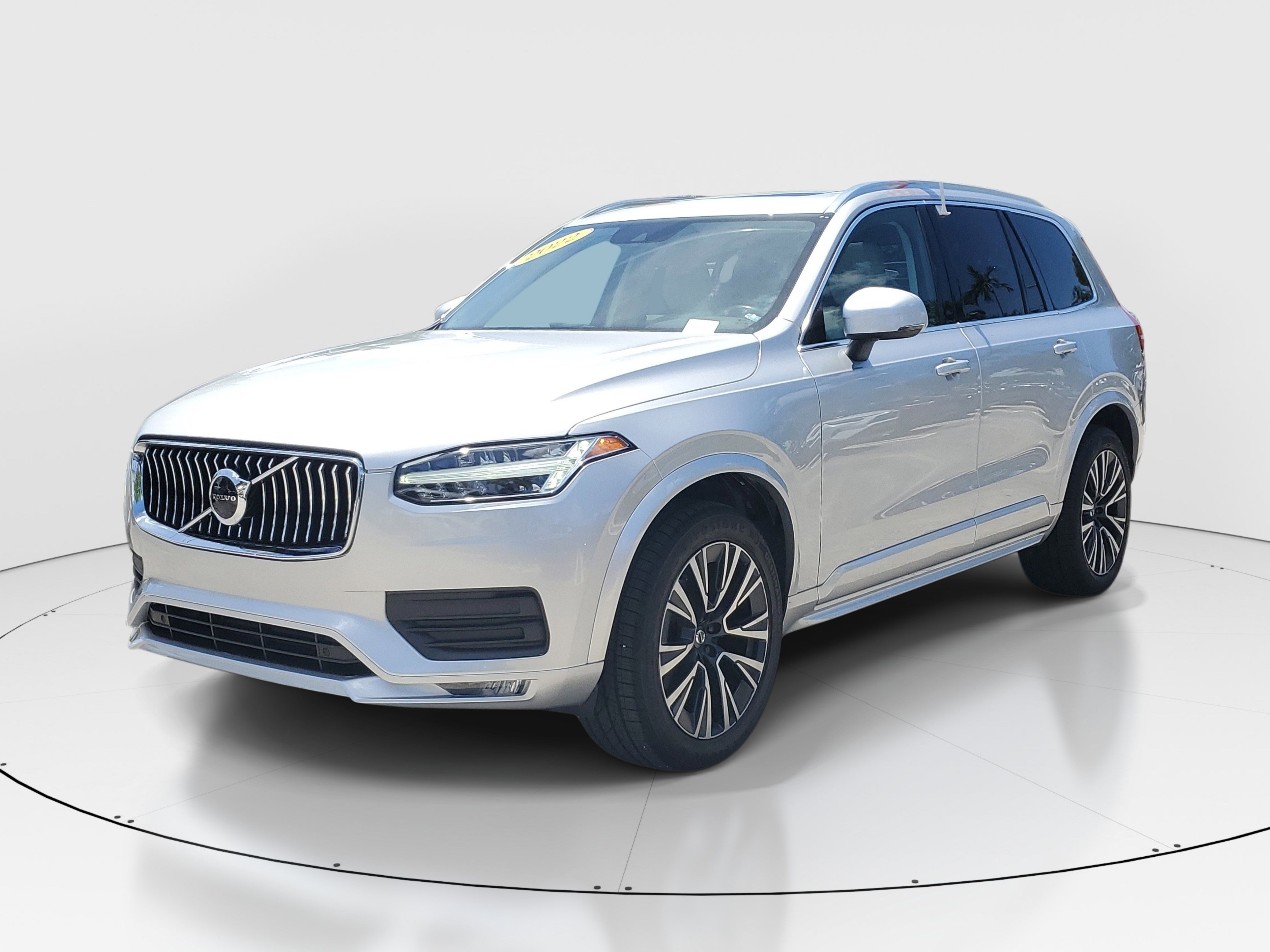 Used 2022 Bright Silver Metallic Volvo Momentum image 3