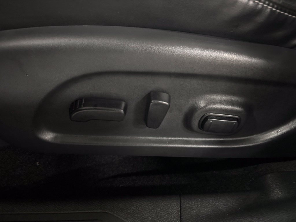 Used 2019 White Nissan Platinum image 32
