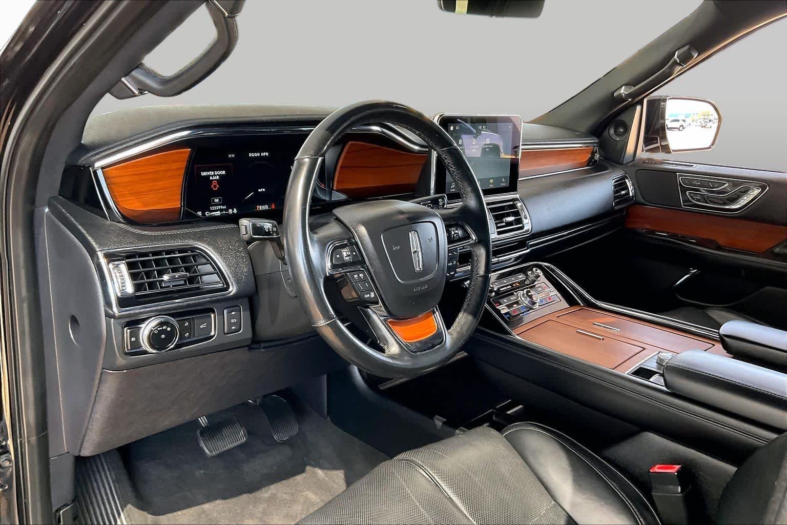 Used 2019 Infinite Black Metallic Lincoln Select image 16