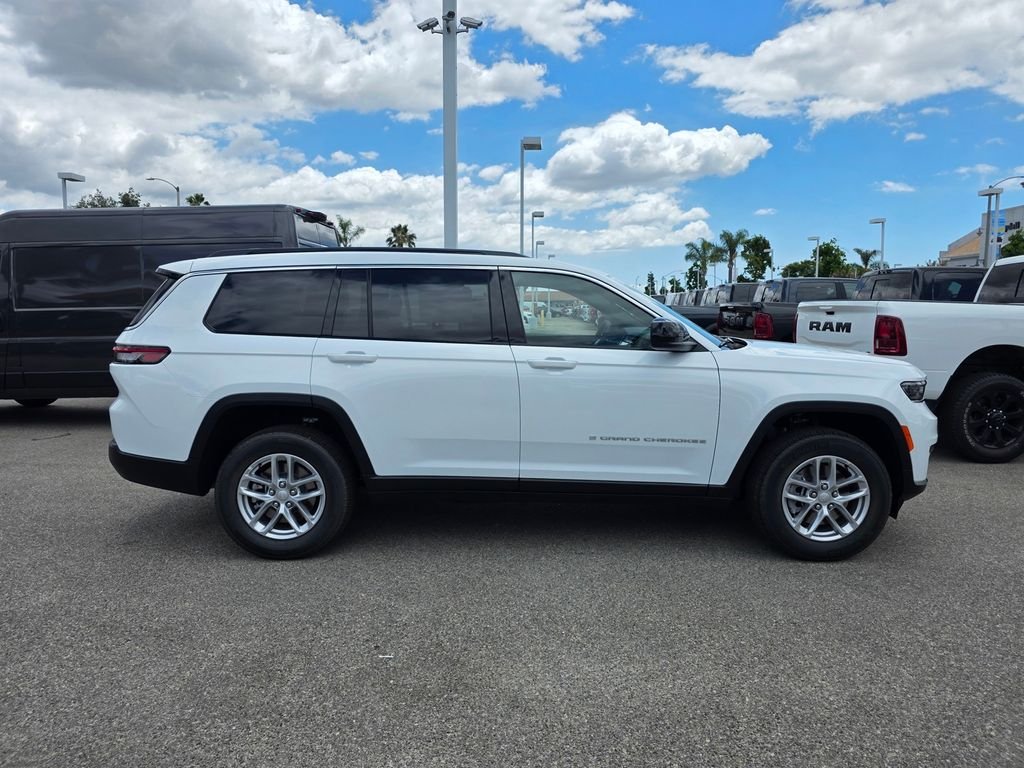 New 2026 Bright White Clear-Coat Exterior Paint Jeep Laredo image 3