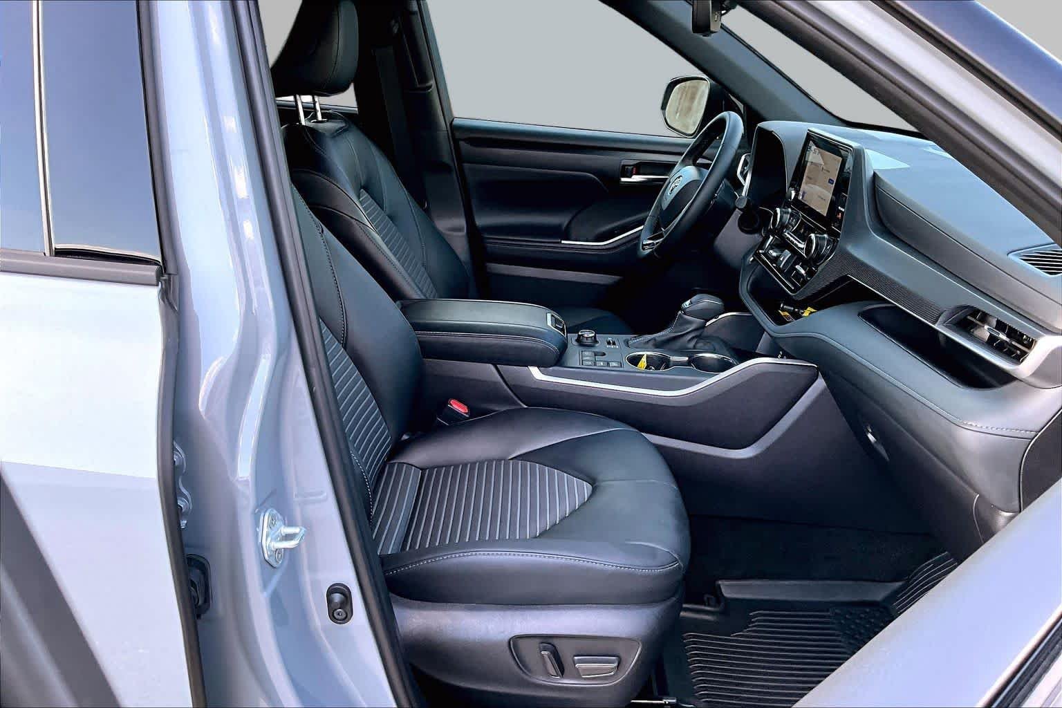 Used 2025 Cement Toyota XSE image 9