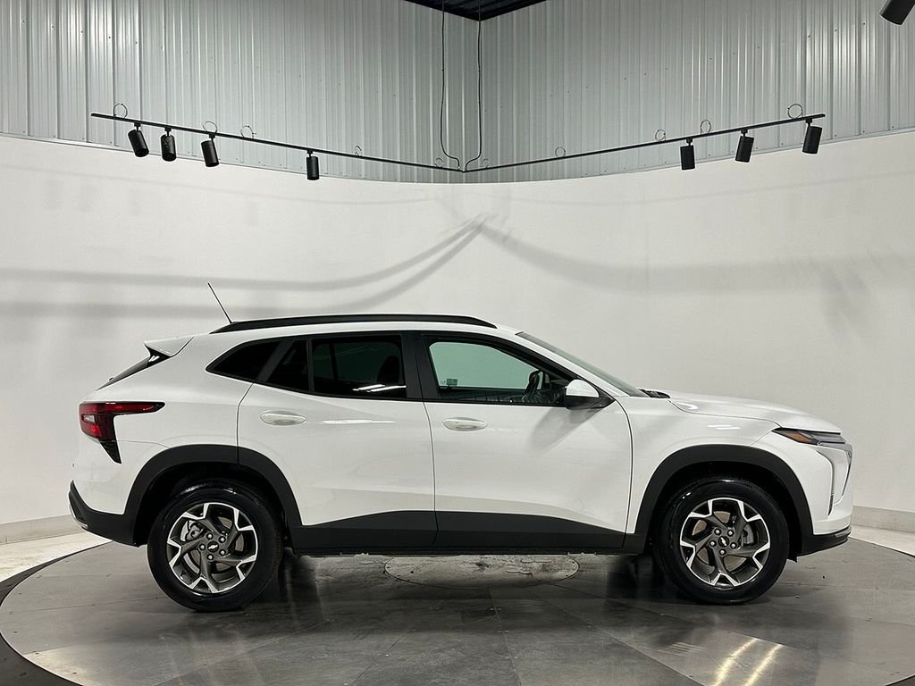 Used 2025 White Chevrolet LT image 10