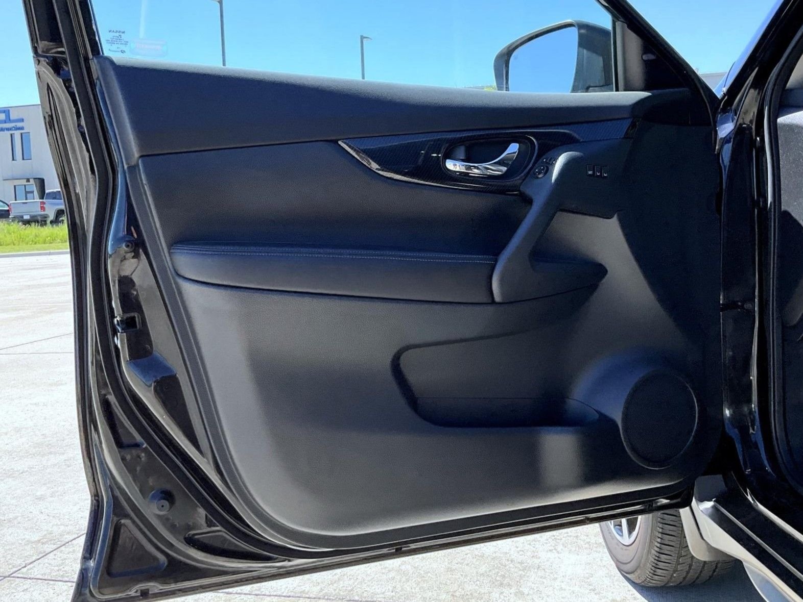 Used 2020 Black Nissan SL image 9