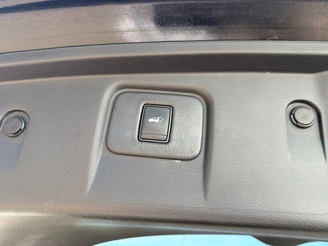 Used 2018 Magnetic Black Metallic Nissan Platinum image 12