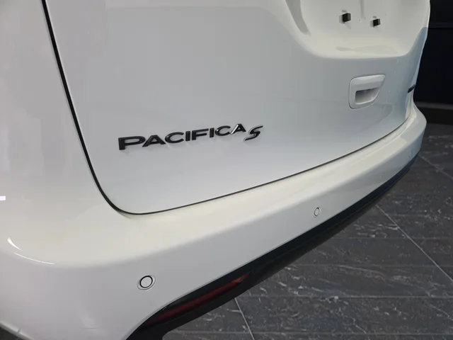 New 2026 Bright White Clear-Coat Exterior Paint Chrysler Limited image 39