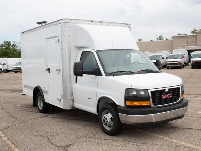New 2025 Summit White GMC 1WT image 4