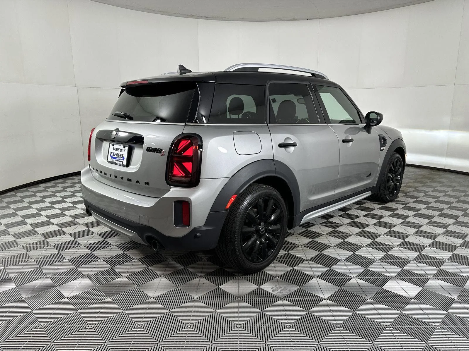 Used 2024 Melting Silver III Metallic MINI Cooper S image 9