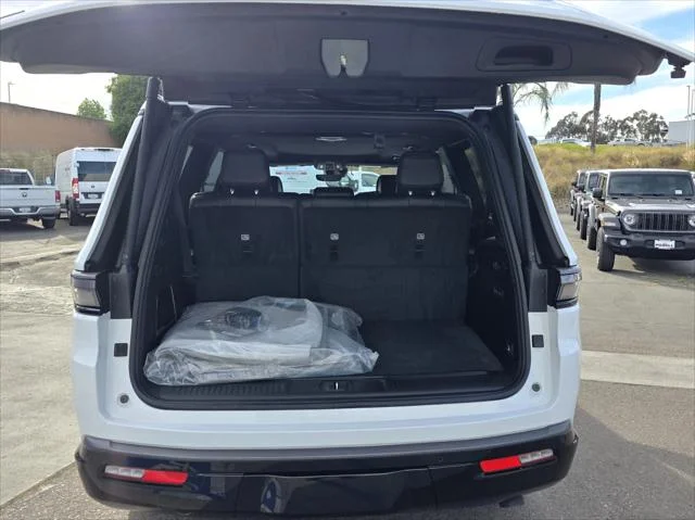 New 2026 Bright White Clear-Coat Exterior Paint Jeep Grand Wagoneer image 20
