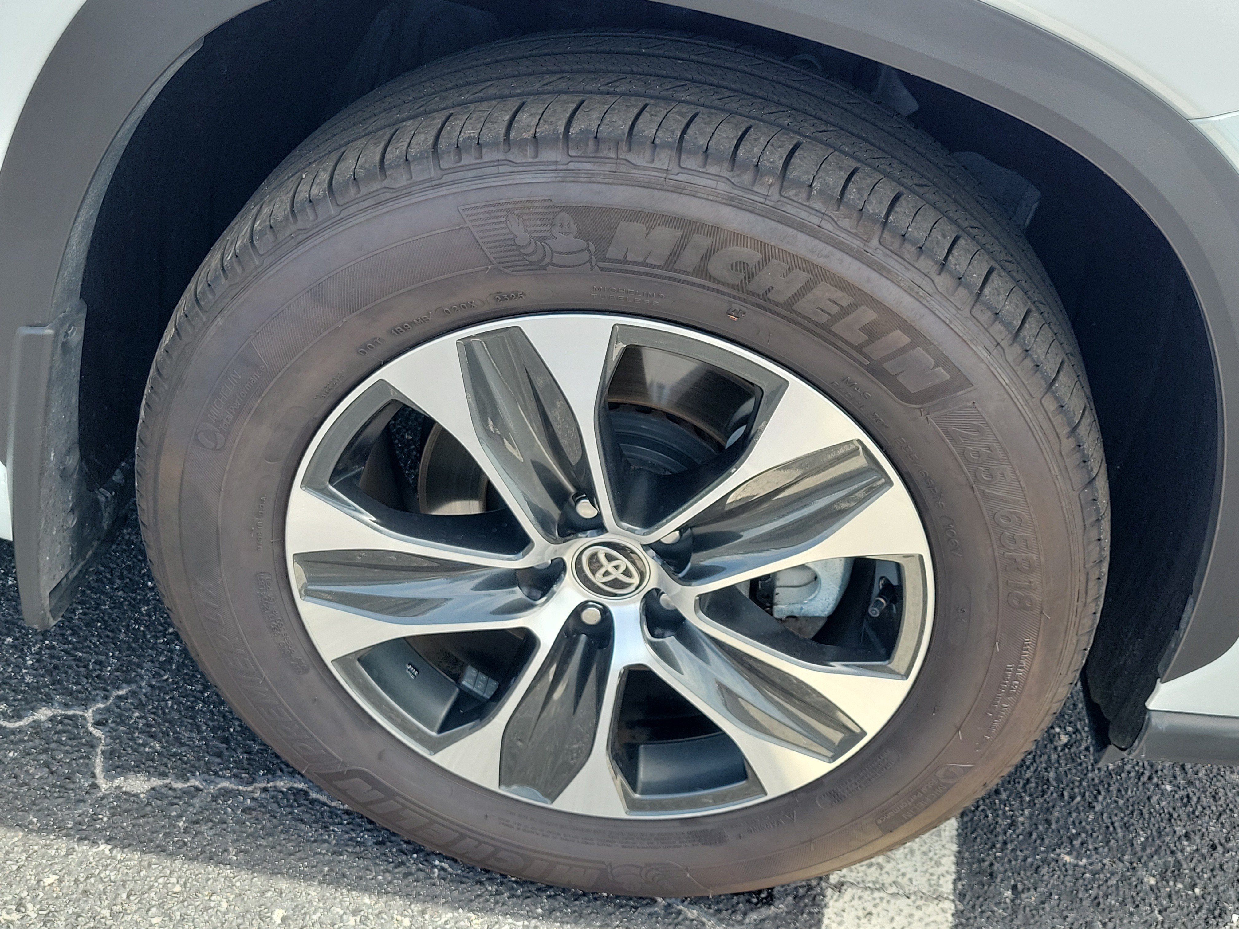 Used 2025 Pearl Toyota XLE image 7