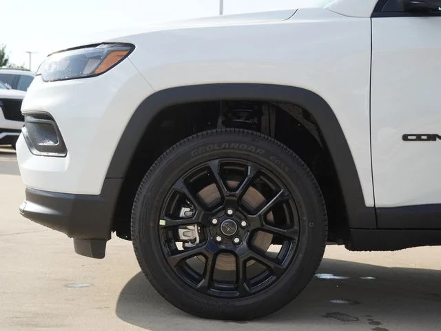 New 2026 Bright White Clear-Coat Exterior Paint Jeep Latitude image 8