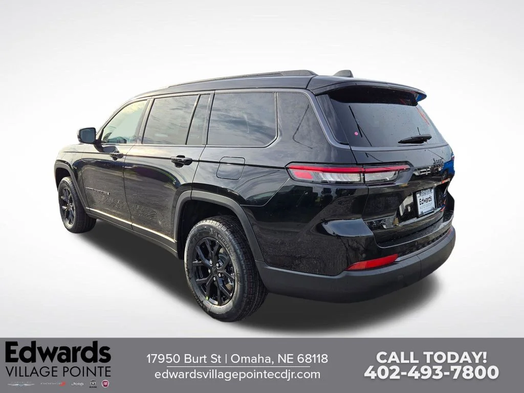New 2026 Diamond Black Crystal Pearl-Coat Exterior Paint Jeep Altitude image 5