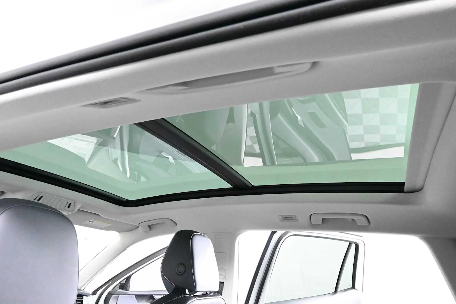 New 2026 Pure White Volkswagen SE image 5