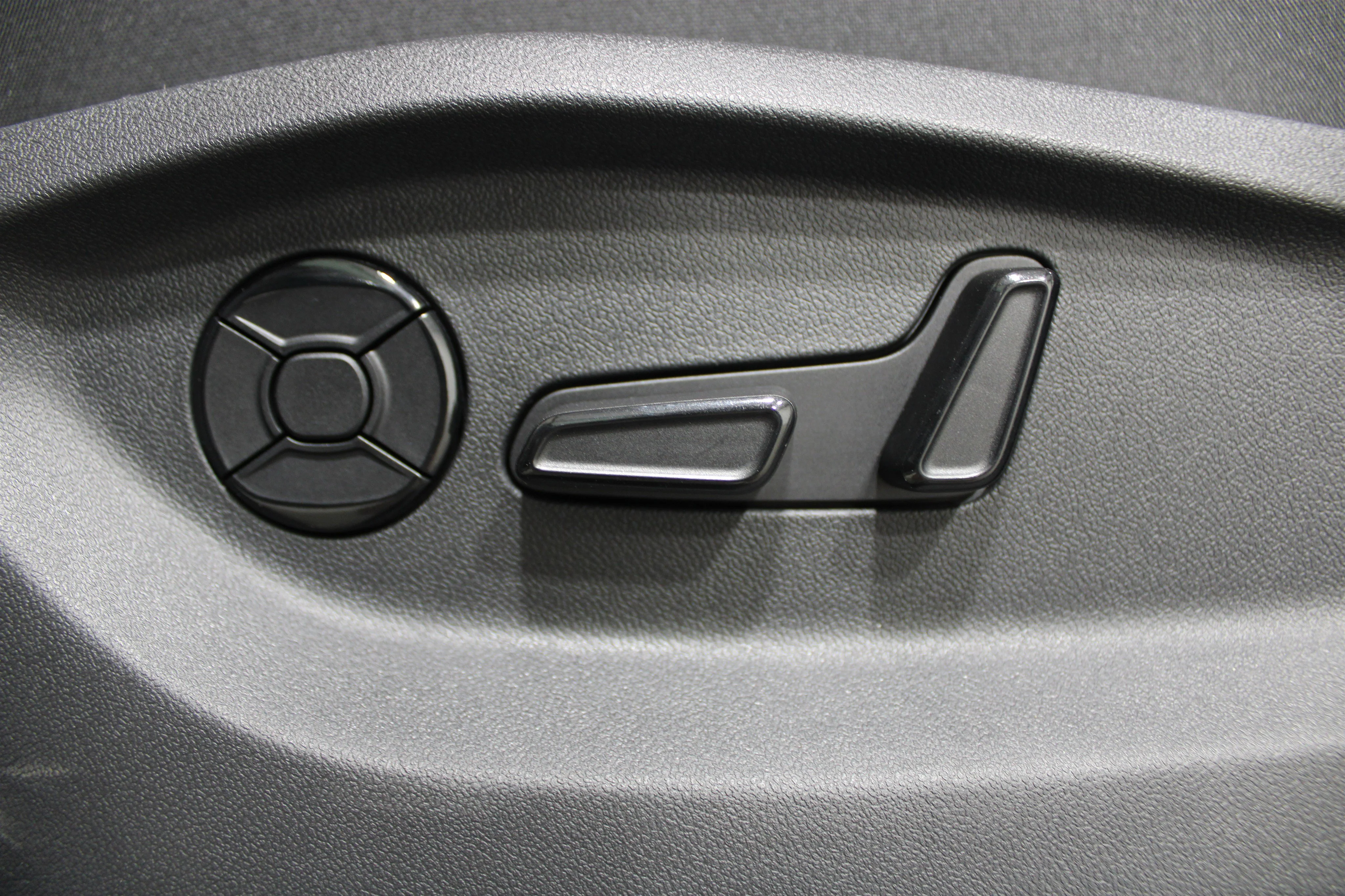 New 2026 Pure White Volkswagen SE image 4