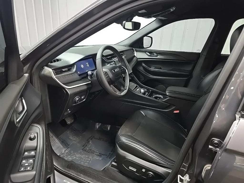 Used 2024 Gray Jeep Altitude image 28