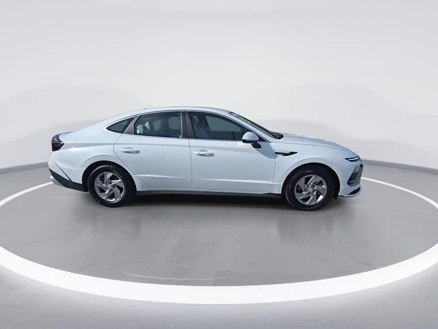 Used 2025 White Hyundai SE image 9
