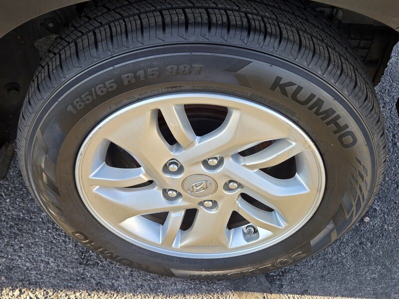 Used 2021 Black Hyundai SE image 12