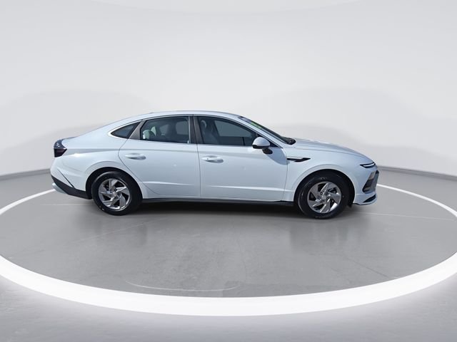 Used 2025 White Hyundai SE image 9