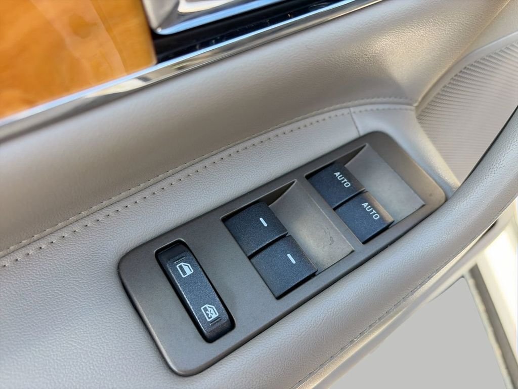 Used 2013 White Lincoln Base image 14