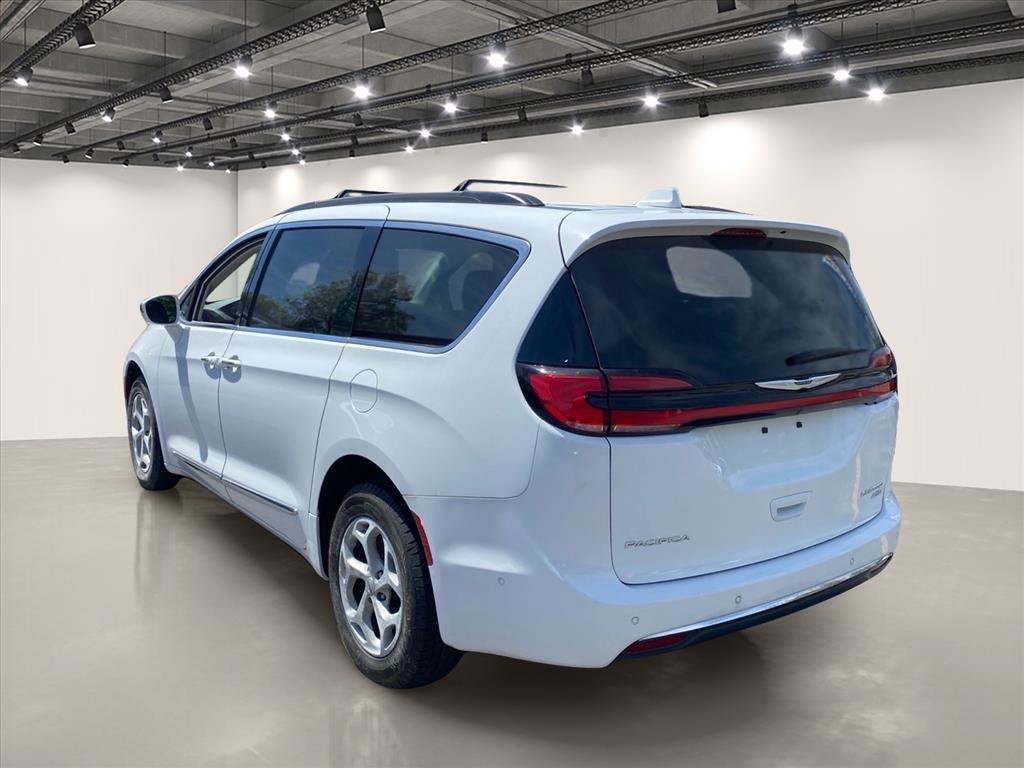 Used 2022 Bright White Clearcoat Chrysler Limited image 5