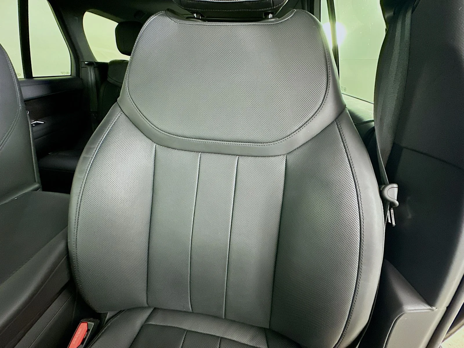 Used 2024  Land Rover  image 37