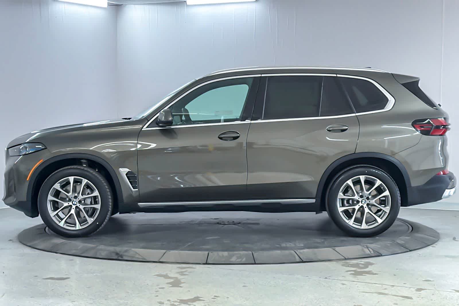 New 2026 Manhattan Green Metallic BMW xDrive40i image 5