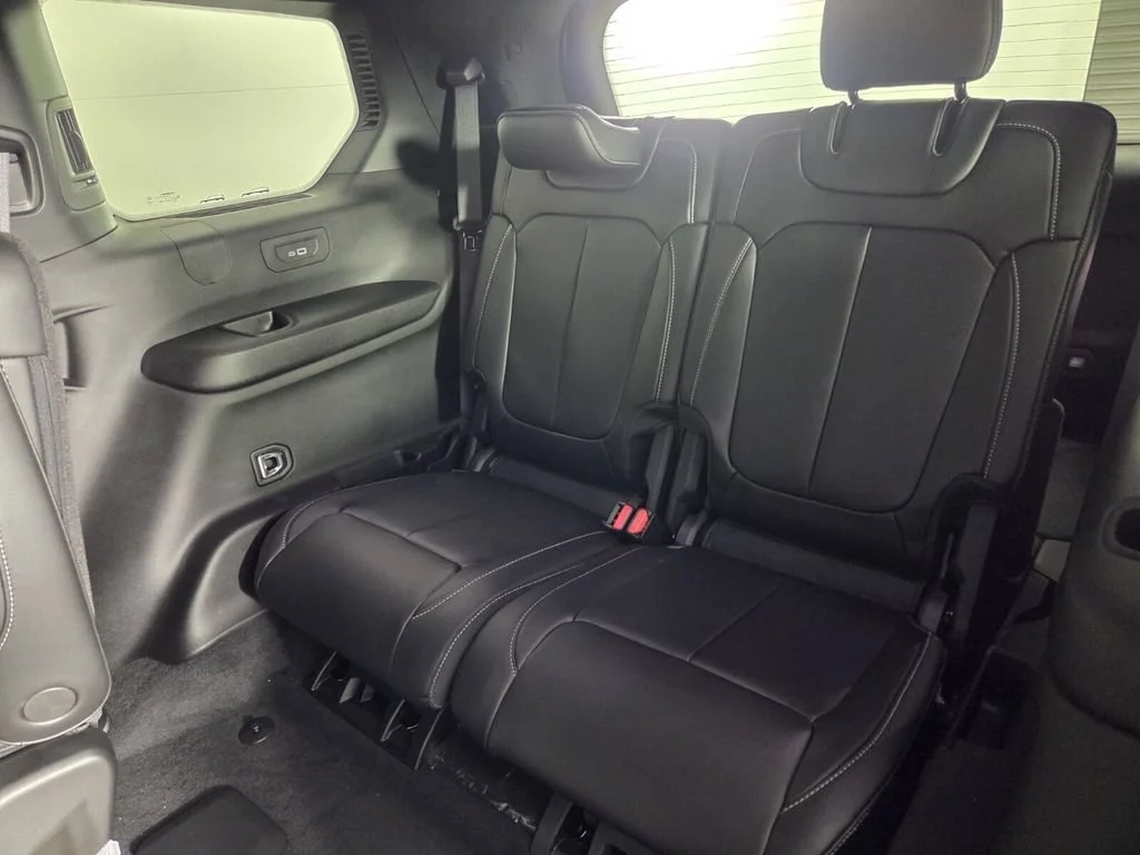 New 2026 Bright White Clear-Coat Exterior Paint Jeep Limited image 16