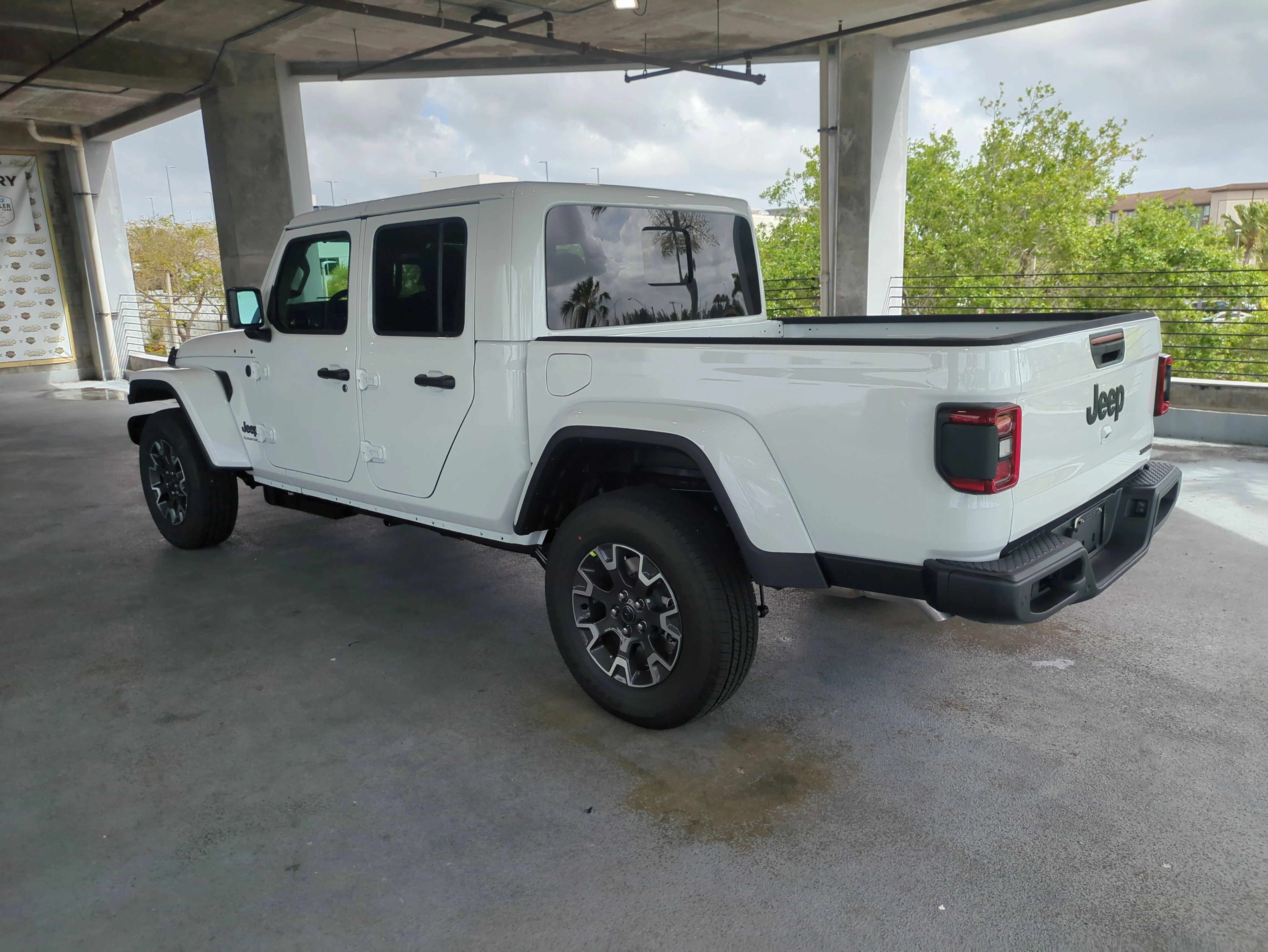 New 2026 Bright White Clear-Coat Exterior Paint Jeep Sahara image 6
