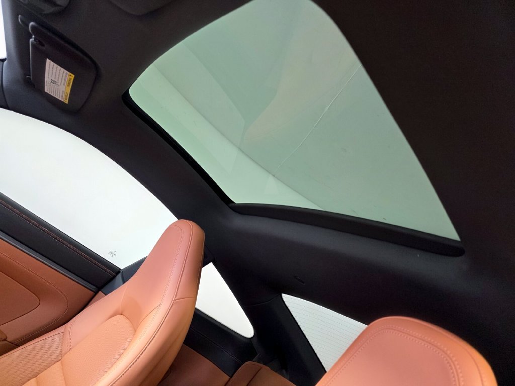 Used 2025  Porsche  image 12
