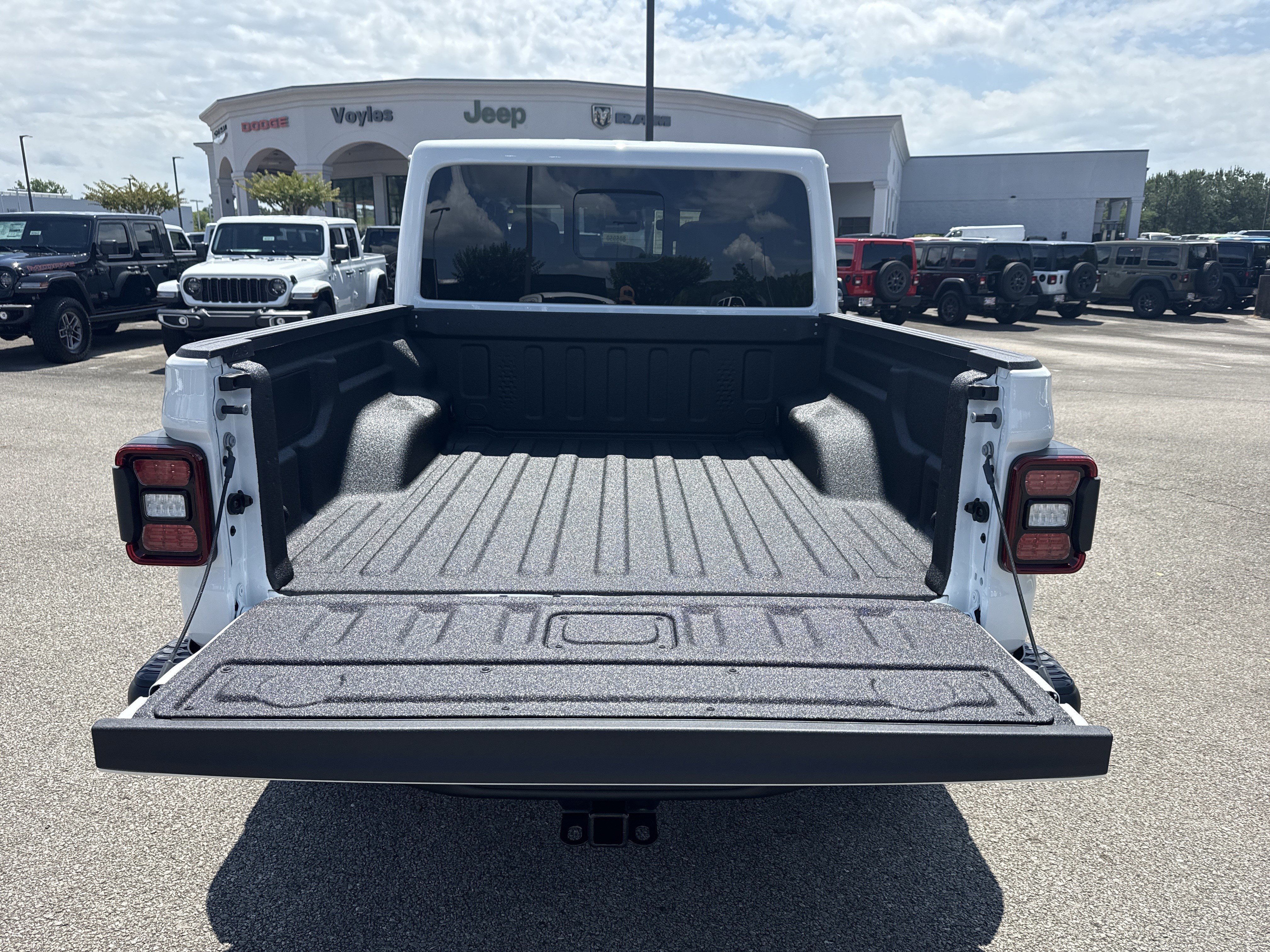 New 2026 Bright White Clear-Coat Exterior Paint Jeep Mojave X image 19
