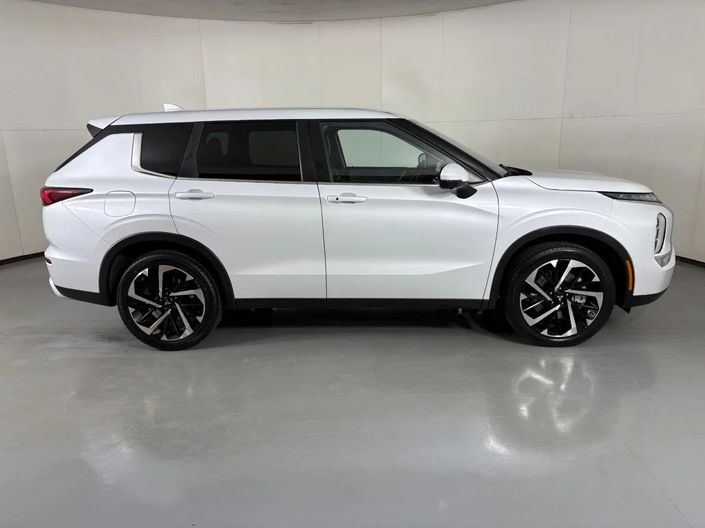Used 2024 White Mitsubishi SE image 9