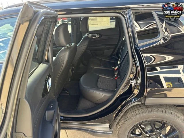 New 2026 Diamond Black Crystal Pearlcoat Jeep Latitude image 21