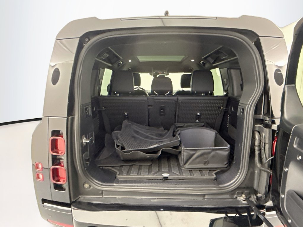 Used 2024 Black Land Rover X-Dynamic SE image 25