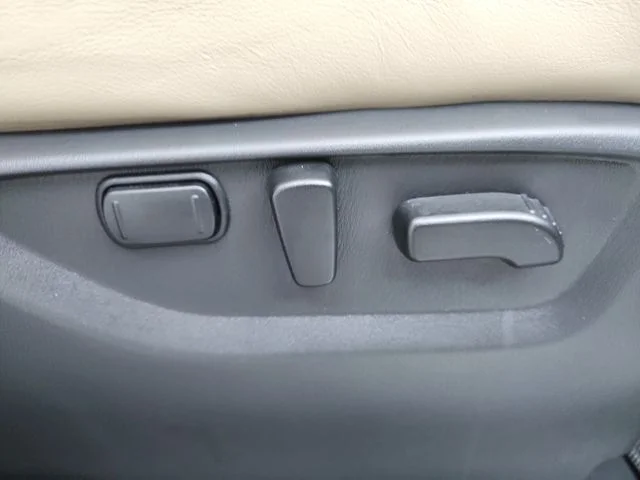 Used 2024 White Nissan Platinum image 44