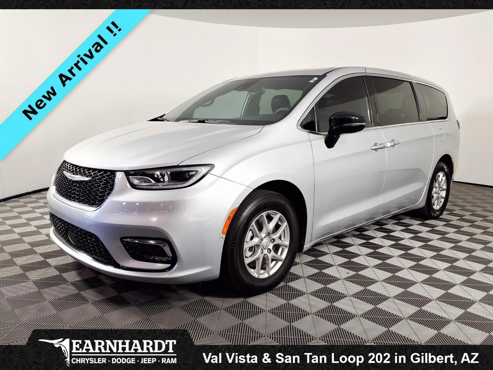 2026 Chrysler Pacifica Select's photo