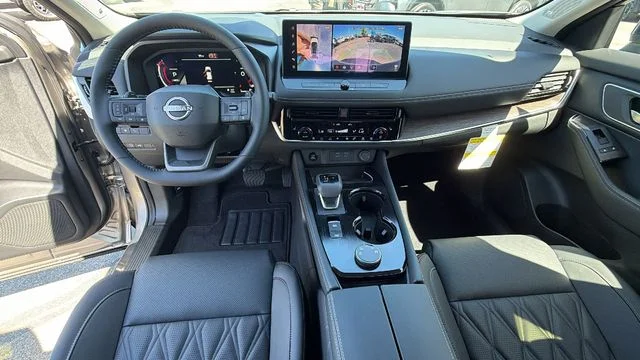 New 2026 Champagne Silver Metallic / Super Black Two-tone Nissan Platinum image 18