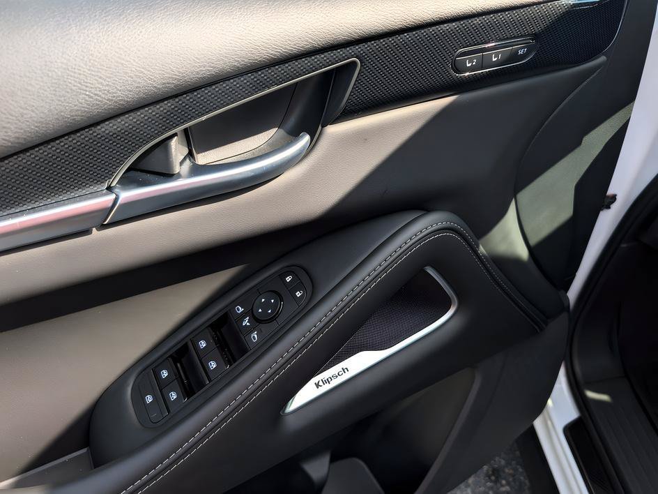 New 2027 2T RAD WHT INFINITI SPORT image 10