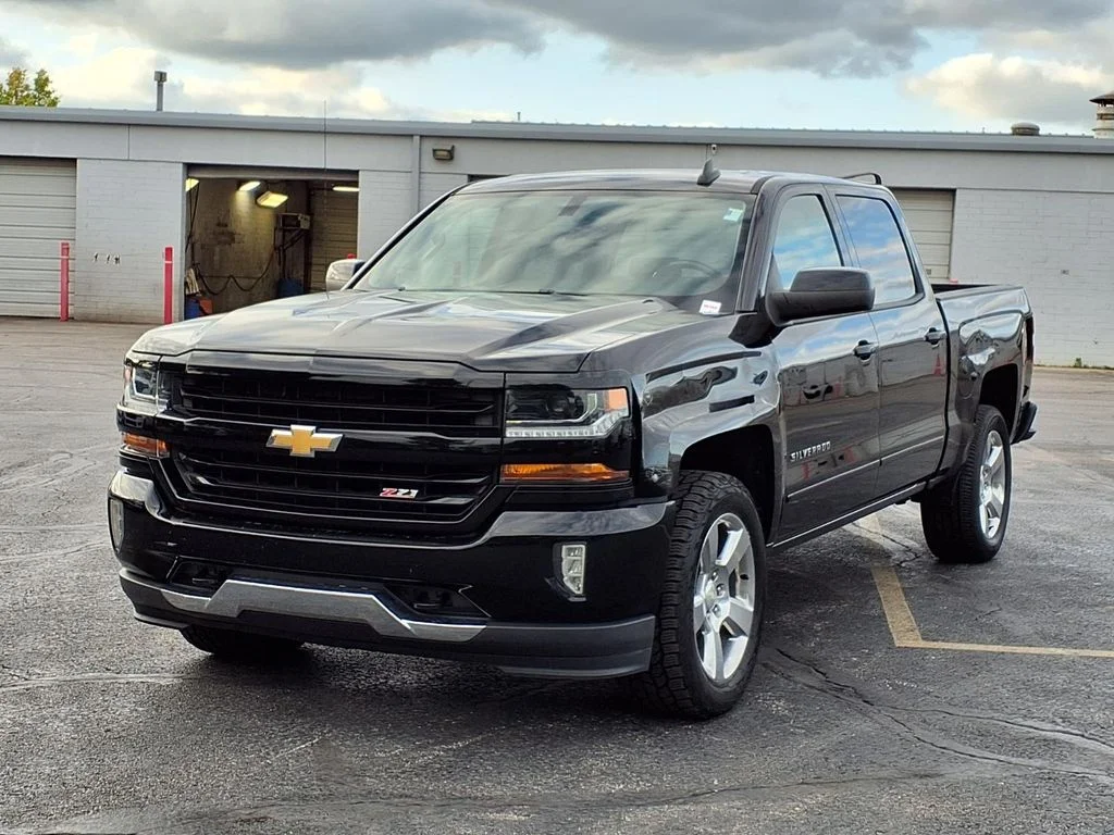 Used 2018 Chevrolet Silverado 1500 LT with VIN 3GCUKREC5JG353396 for sale in Kansas City