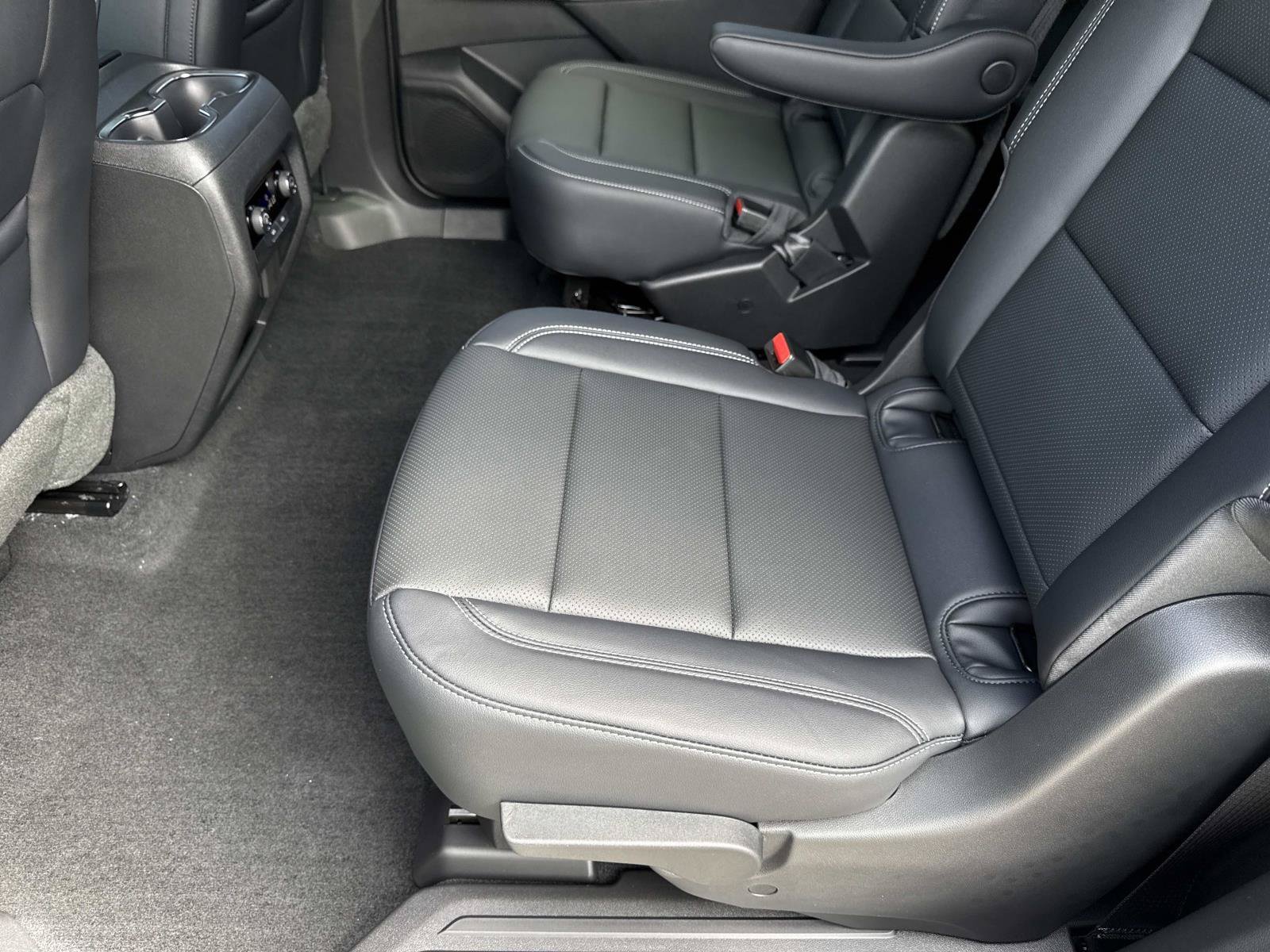 2027 Chevrolet Traverse LT - Photo 10