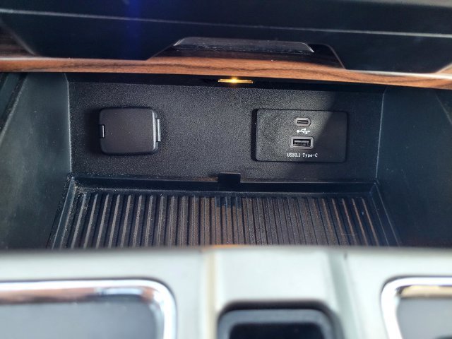 Used 2015  Ford Lariat image 19