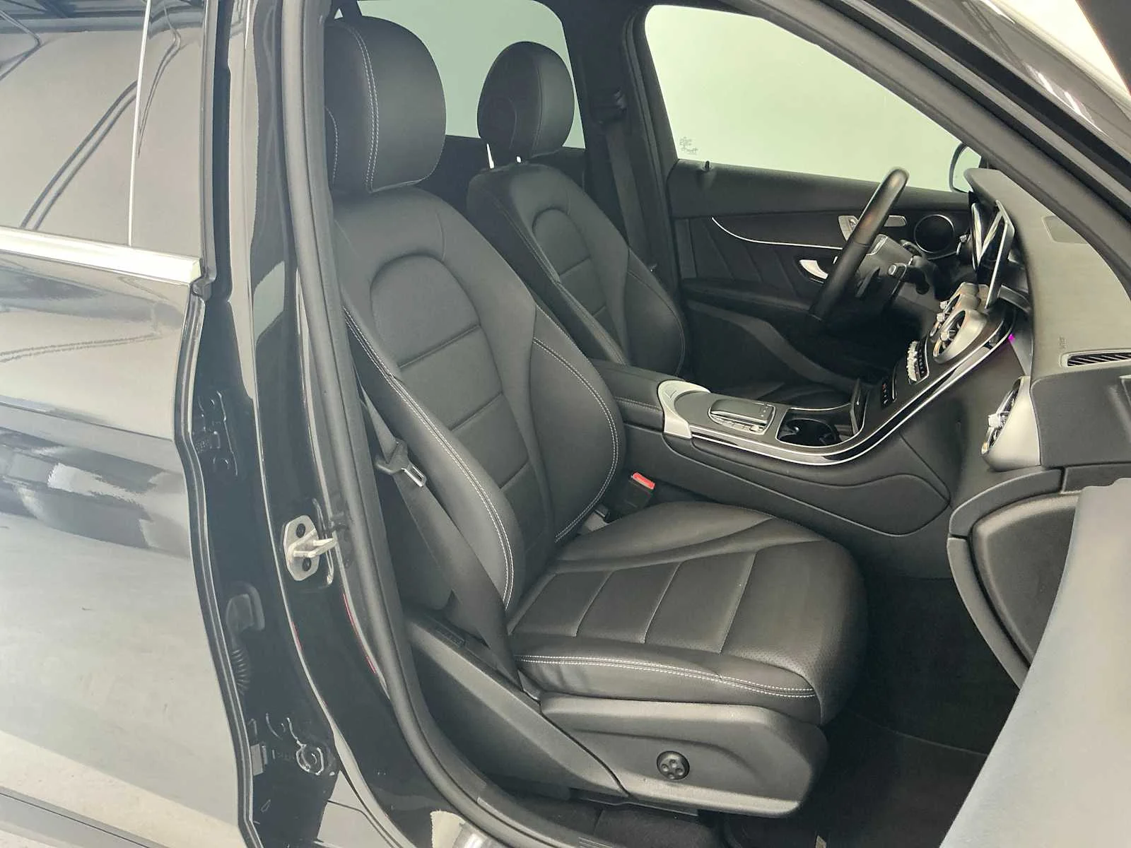 Certified Used 2022 Graphite Grey Metallic Mercedes-Benz GLC 300 image 22