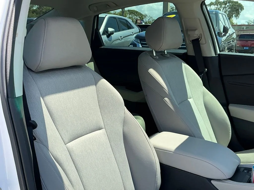 Used 2025 White Honda SE image 14