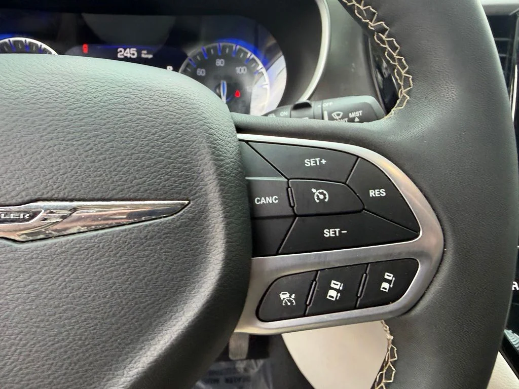 Used 2022 Crystal Metallic Chrysler Touring L image 23