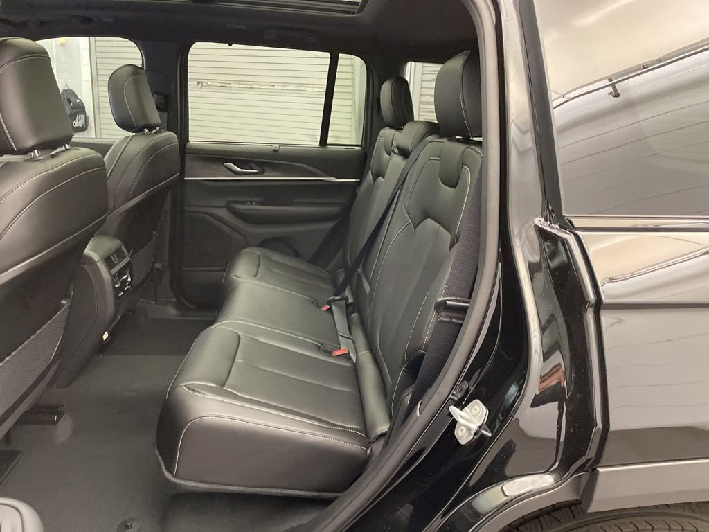 New 2025 Diamond Black Crystal Pearl-Coat Exterior Paint Jeep Limited image 18
