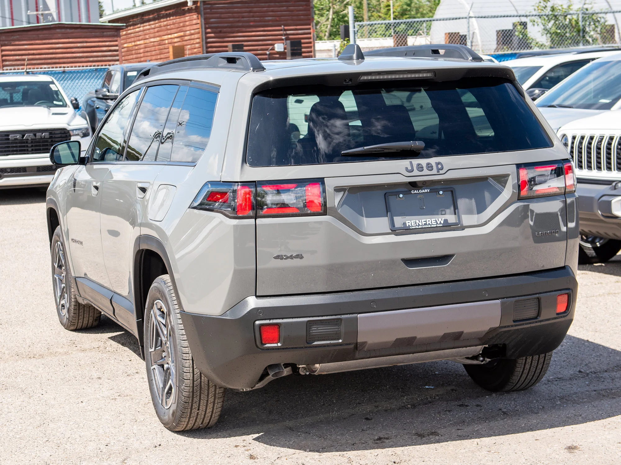 New 2026 Grey Jeep Laredo* 4x4 Hybrid, Remote Start, Adaptive Cruise, 6.3L/100Kms image 3