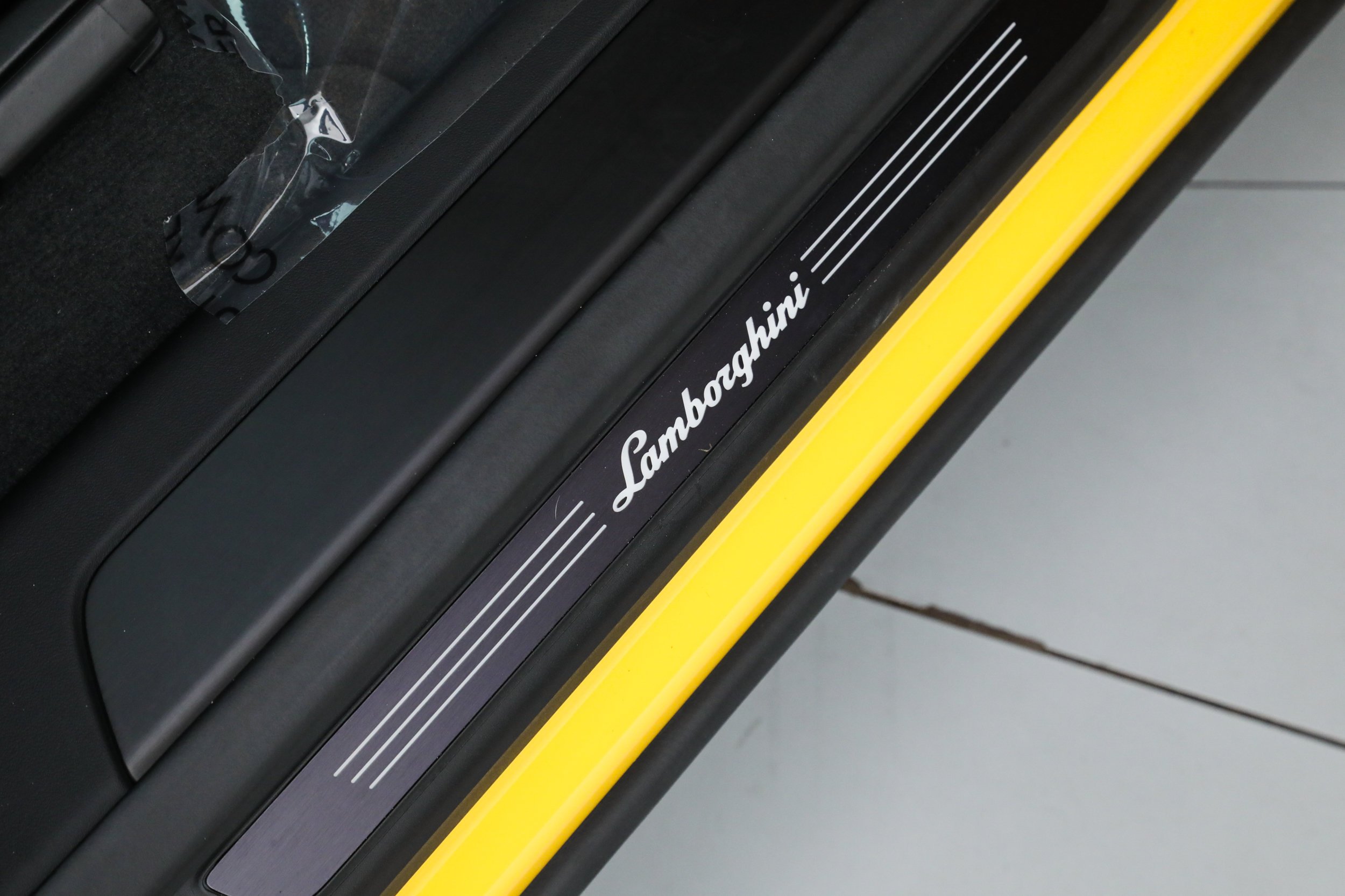 Used 2025 Yellow Lamborghini SE image 19