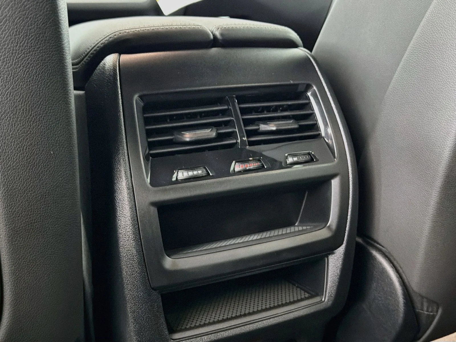 New 2026 Dravit Grey Metallic BMW xDrive50e image 27