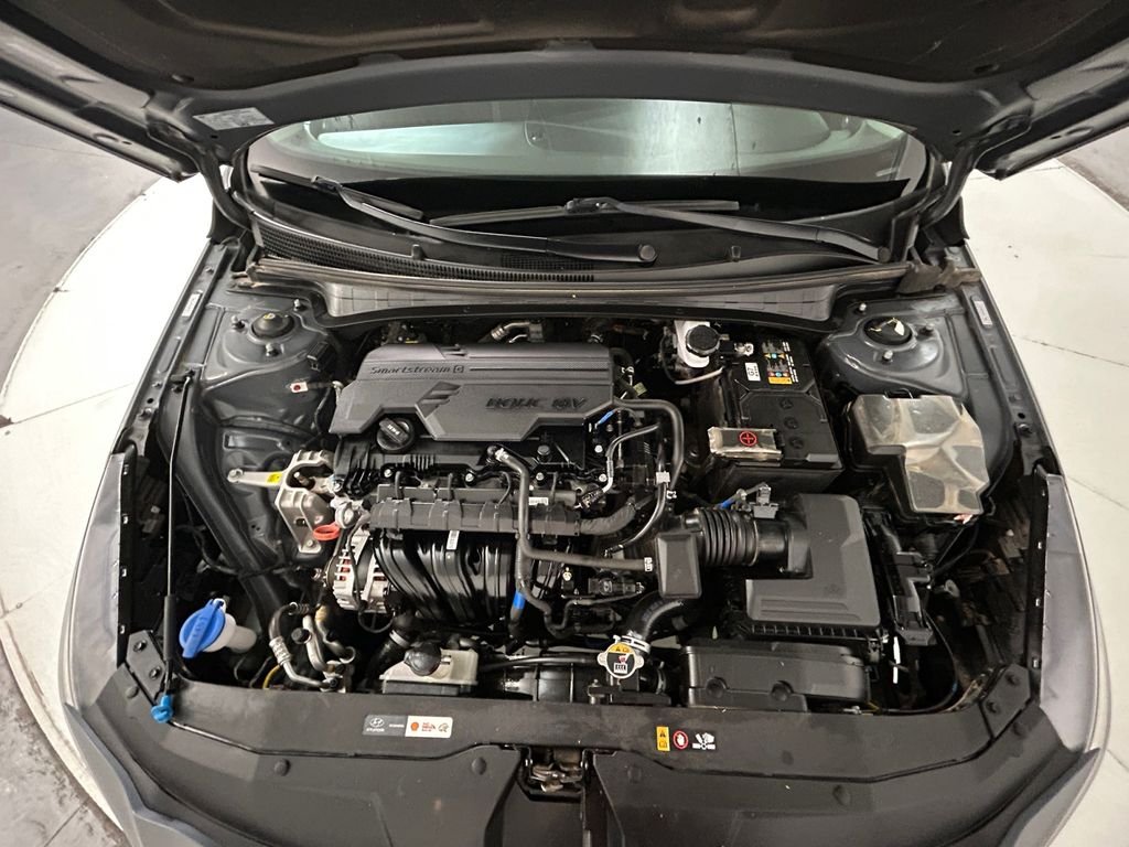 Used 2022 Gray Hyundai SE image 21