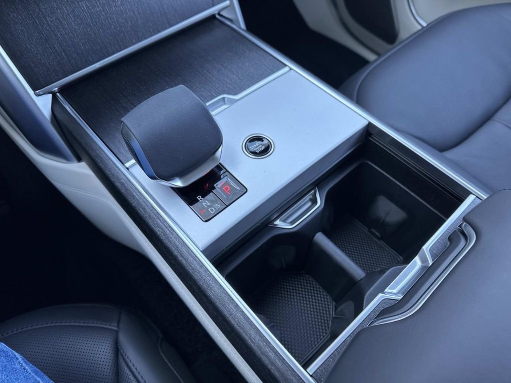 Certified Used 2024 Icy White SV Bespoke Special Effect Gloss Land Rover Autobiography image 27