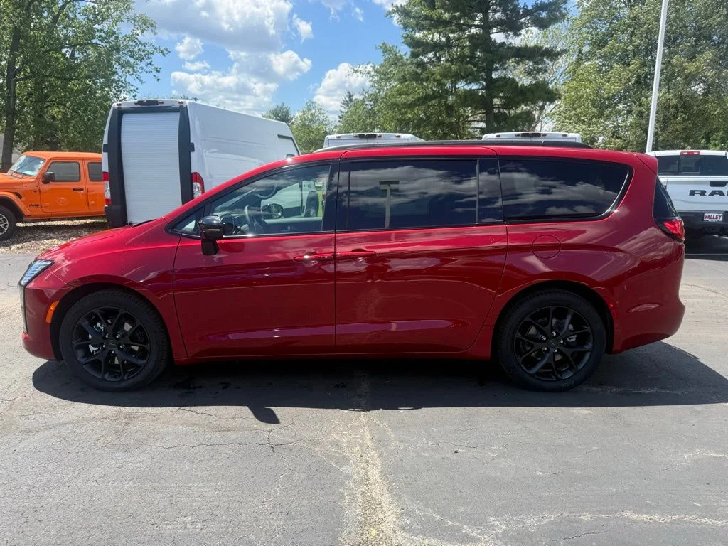 New 2027 Red Hot Pearl-Coat Exterior Paint Chrysler Limited image 7